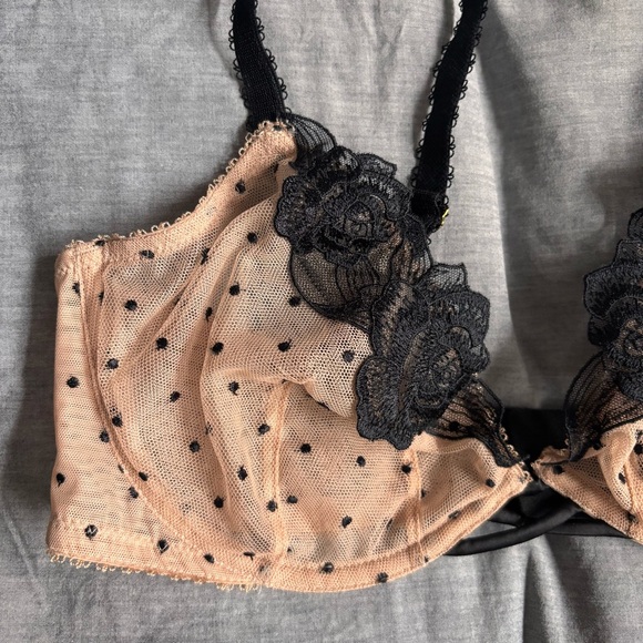 Victoria’s Secret Unlined bra 36C - Picture 2 of 6